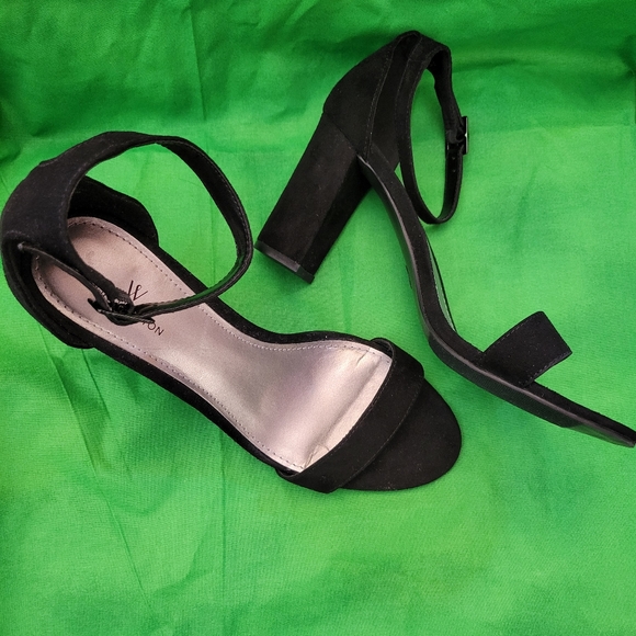 WORTHINGTON Black strappy 3.5" chunky high heels, size 8 - Picture 3 of 3